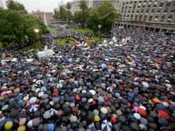 La llamaron 'marcha de los paraguas' en redes sociales por la intensa lluvia registrada en la Plaza de Mayo. AP / V. Caivano
