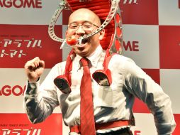 Shigenori Suzuki, representante de la compañía, muestra orgulloso el producto. AFP / Y. Tsuno