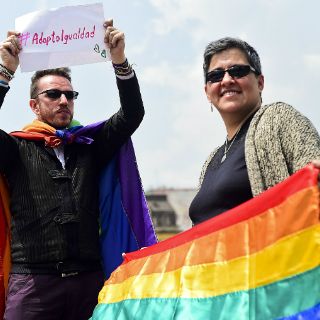 Colombia condiciona adopción de niños para parejas homosexuales