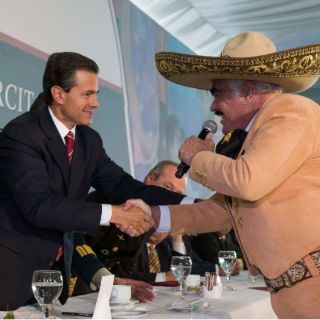 Vicente Fernández ameniza festejo del Día del Ejército