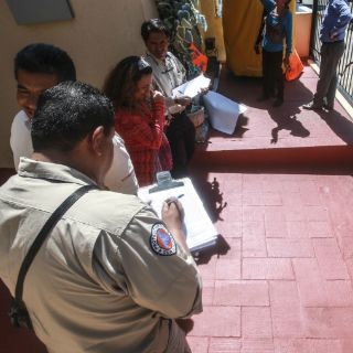 Revisan casas por donde desviarán rutas de avenida Alcalde