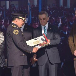 Reconocen a policía por labor de rescate en Hospital de Cuajimalpa