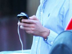 El 'Phubbing' es un signo de la cibercultura y acrónimo de las palabras 'phone' y snubbing'. EL INFORMADOR / ARCHIVO