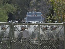 Los manifestantes golpeaban las puertas de sus instalaciones para exigir que alguien saliera. SUN / J. Ríos