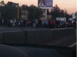 Grupo de personas se bloquean el crucero de Periférico y San Sebastianito. TWITTER / @paubermu