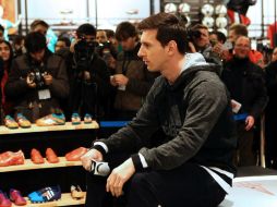 Leo Messi estuvo presente ante cientos de aficionados respondiendo preguntas, desde la salud hasta aspectos tácticos del Barcelona. EFE / T. Garriga