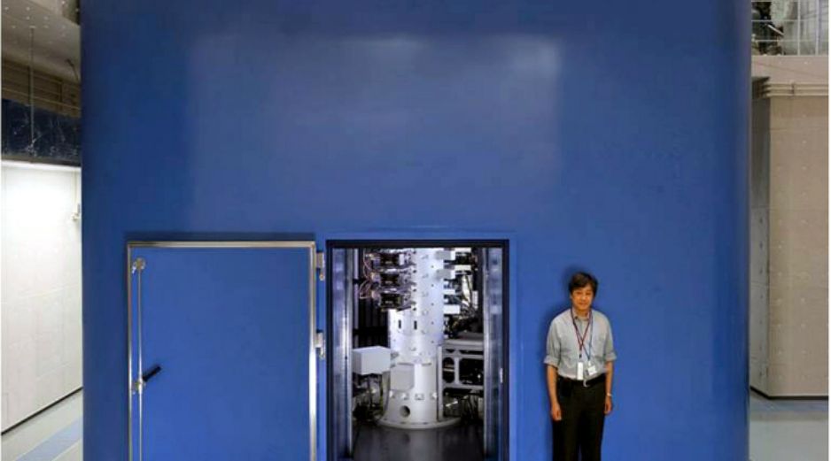 El aparato, que ocupa una habitación entera, alcanza la resolución récord gracias al uso de electrones en lugar de fotones. EFE / Hitachi