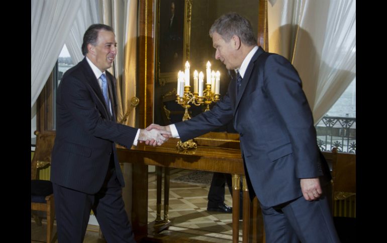 El secretario de Relaciones Exteriores, Meade (i), se reúne con el presidente finlandés en gira de trabajo. NTX / SRE