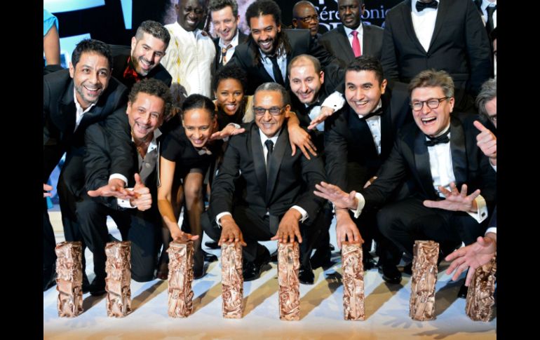 El director mauritano Abderrahmane Sissako (c), posa con su equipo y los César obtenidos durante la ceremonia. AFP / B. Guay