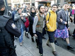 Los manifestantes marcharon por  la gran calle peatonal de Istiklal, que lleva hasta la famosa plaza de Taksim. EFE / T. Bozoglu