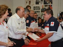 El presidente nacional de la Institución, Fernando Suinaga Cárdenas (i), entregó los reconocimientos personalmente. FACEBOOK / Cruz Roja Mexicana Sede Nacional