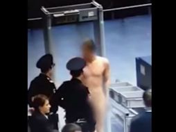 Los policías querían sacarlo del aeropuerto por no quitarse el cinturón, señala Myakinkin. YOUTUBE / VideoNewsInc