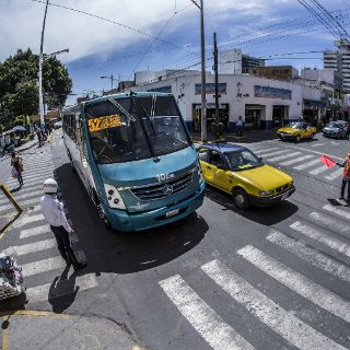 Tráfico fluye pero peatones padecen por cierres en Alcalde