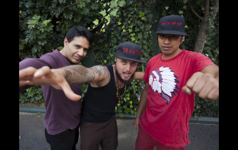 Danilo Rodríguez (izq.), Juan Martínez 'Dr. Native' y Rene Dionisio 'Tz'utu Baktun Kan' (der.) posan en el estudio de grabación. AP / M. Castillo