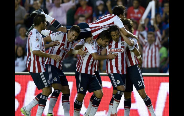 Chivas venció a La Máquina del Cruz Azul 2-1 en el estadio Azul. AFP / A. Estrella