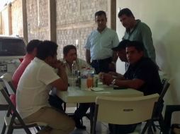 Su cónyuge, Arquímides Oseguera (derecha), permanece recluido por su presunto vínculo con el crimen organizado. YOUTUBE / UchepoVengador