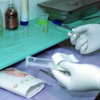 Catedrático advierte que los piercings provocan daños a la salud