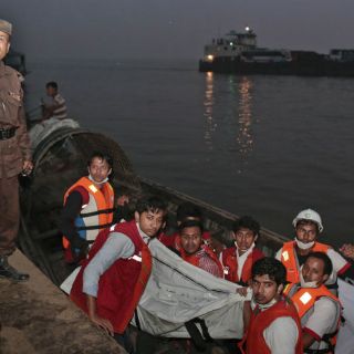 Ferry en Bangladesh se hunde y deja varios muertos