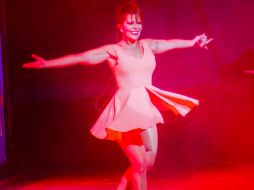 Alejandra usó un vestido anaranjado fluorescente y portó un penacho. NTX / A. Pereda