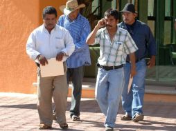 Al grito de ¡Fuera Bruno! pretenden expulsar de Tierra Colorada, Guerrero, al líder del UPOEG, Bruno Plácido (d). NTX / ARCHIVO