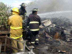 Tras el reporte de vecinos, una cuadrilla de bomberos corroboró el hecho y los oficiales comenzaron a extinguir el fuego. EL INFORMADOR / ARCHIVO