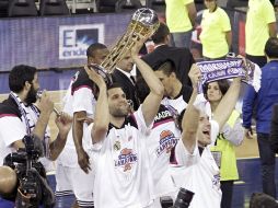 El capitán del Real Madrid, Felipe Reyes (c), levanta la Copa del Rey de baloncesto tras vencer en la final a los blaugranas. EFE / A. Medina
