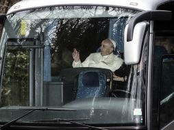 El Sumo Pontífice a bordo del autobús que lo llevará a la residencia religiosa donde donde efectuará el retiro. AP / A. Carconi