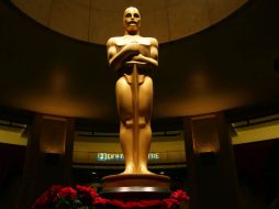 A menos de 24 horas para que inicie la ceremonia las estrellas se ponen cómodas con el sobre que contiene el título o nombre ganador. AP / ARCHIVO