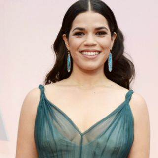 Estrellas desfilan por la alfombra roja de los Oscar