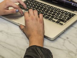 Especialistas aclaran que el uso de dispositivos móviles y computadoras no propicia la aparición de cataratas. EL INFORMADOR / ARCHIVO