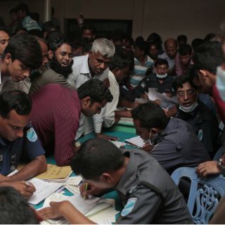 Suman 48 los muertos por naufragio de ferry en Bangladesh