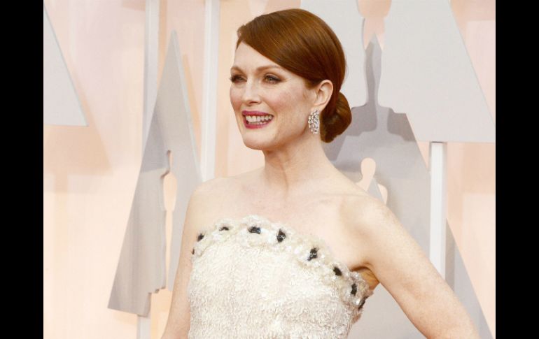 Moore, la gran favorita de la noche para ganar el Oscar por 'Still Alice', se decidió por un Chanel blanco. EFE / M. Nelson