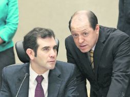Cuestionados. El consejero presidente del INE, Lorenzo Córdova, y el consejero Marco Antonio Baños, en una sesión. NTX /