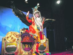 Una de las escenas de la obra 'Eunucos, castratis y cobardis', unipersonal escrito e interpretado por César Enríquez. ESPECIAL / Cortesía Víctor Zúñiga