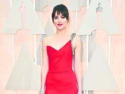 LA MUSA DE GREY. Dakota Johnson destacó por la clase con la que lució su vestido rojo Yves Saint Laurent. AP / J. Strauss