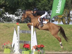 Gran Premio. Juan Pablo Gaspar, a lomos de 'Puertas So What', durante su participación de ayer en la prueba estelar. EL INFORMADOR / M. Vargas