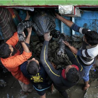 Suman 70 los muertos por naufragio de un ferry en Bangladesh