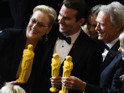 Meryl Streep (i), Bradley Cooper (c) y Clint Eastwood (d) posan con sus emblemáticas estatuillas de piezas LEGO. AFP / R. Beck