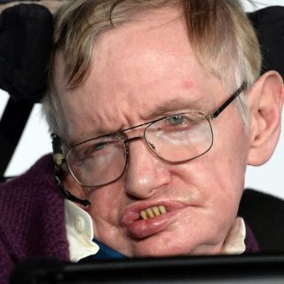 Stephen Hawking felicita a Eddie Redmayne por su Oscar