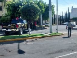 Las cintas de restricción son instaladas para resguardar una residencia. EL INFORMADOR /