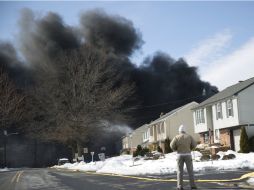 El humo podía apreciarse a unos ocho kilómetros de distancia, en la ciudad de Filadelfia. AP / M.Rourke
