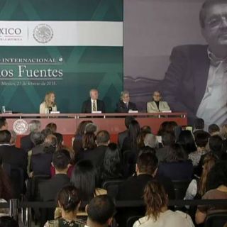 Peña Nieto entrega premio Carlos Fuentes a Sergio Ramírez