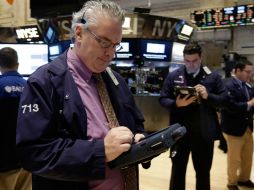 La bolsa estadounidense bajo después de que el mercado lograra un máxico histórico la semana anterior. AP / R. Drew
