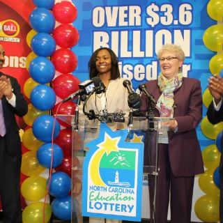 Madre soltera gana premio Powerball en Carolina del Norte