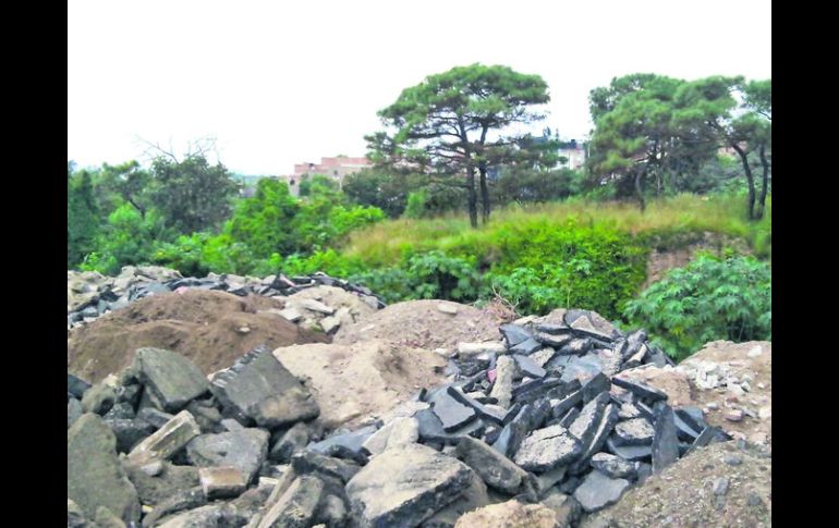 Integrantes del Comité Salvabosque Nixticuil documentaron desde noviembre de 2014 la descarga de asfalto al Área Natural Protegida. ESPECIAL /