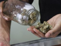 La confusión en los ciudadanos sigue, ya que si bien no se puede fumar en público, hay excepciones. AP / ARCHIVO