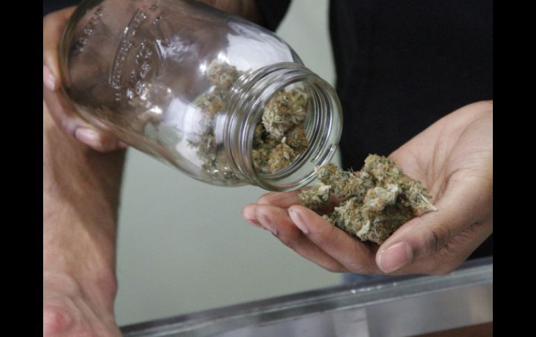 La confusión en los ciudadanos sigue, ya que si bien no se puede fumar en público, hay excepciones. AP / ARCHIVO