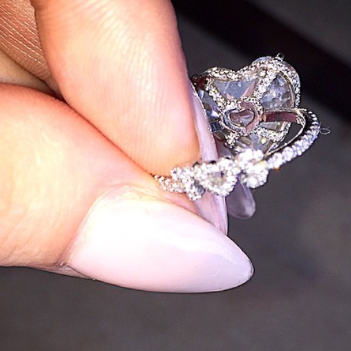 Lady Gaga recibe anillo de compromiso de dulce | El Informador