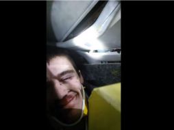 El joven se mantuvo paciente y con un sentido del humor que compartió con los bomberos que lo rescataron. YOUTUBE / Andrew Mac