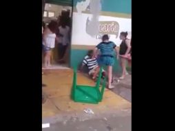 Los hechos acontencen mientras los presentes simplememte observan. YOUTUBE / android chamakitos lozano